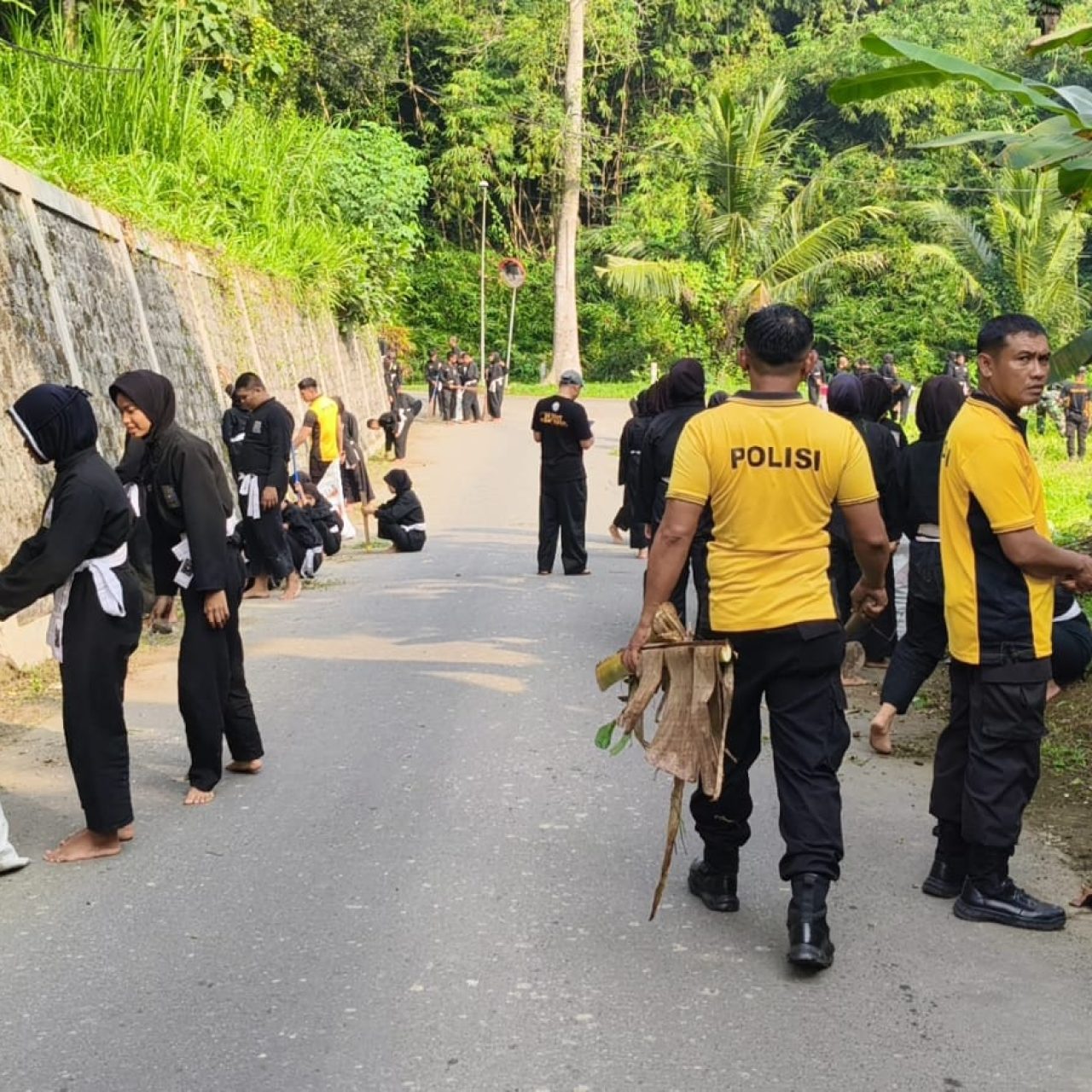 Polres Blitar Kota Gandeng Perguruan Silat Bersihkan Lingkungan Sambut Hari Bhayangkara ke -79   