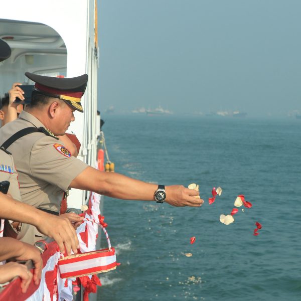 Polda Jatim Tabur Bunga di Laut Kenang Semangat Juang Pahlawan di Hari Bhayangkara ke -79