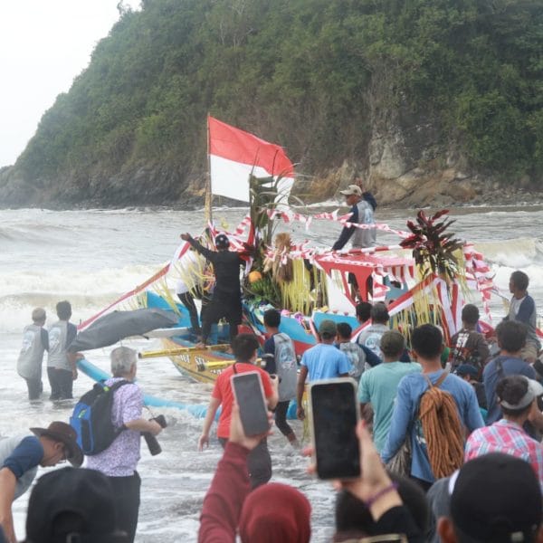 Petik Laut Lampon, Ritual Turun-temurun di Banyuwangi sebagai Ungkapan Syukur Nelayan