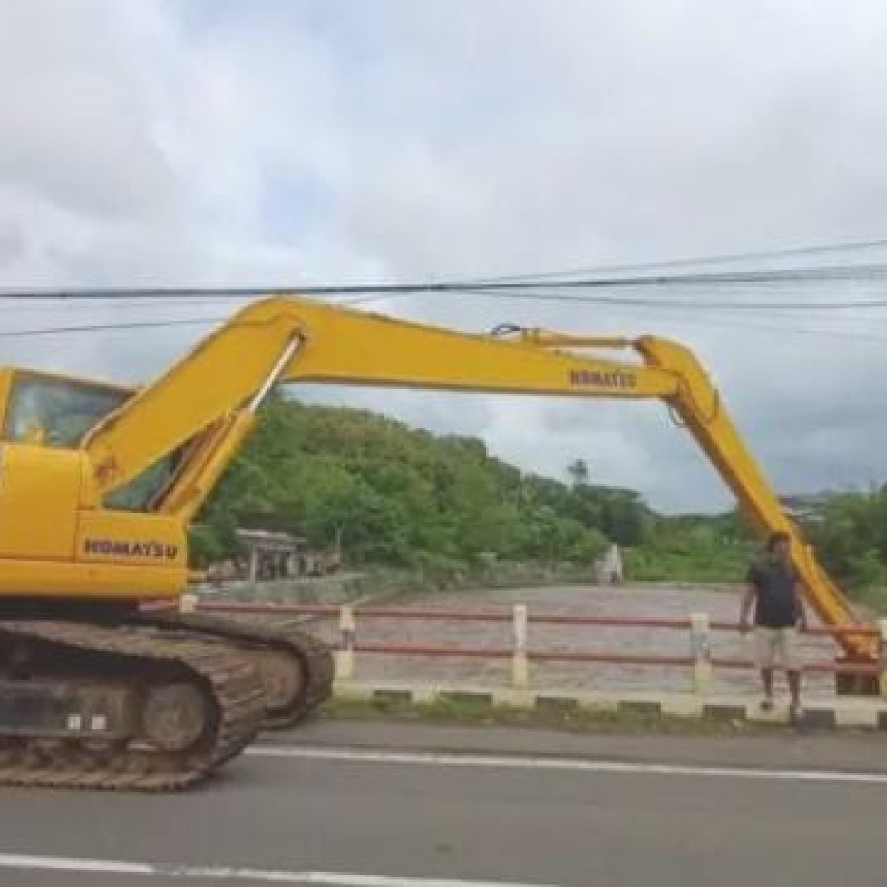 Debit Air Sungai Meningkat, Pemkab Banyuwangi Siagakan Alat Berat dan Pantau Pintu Air