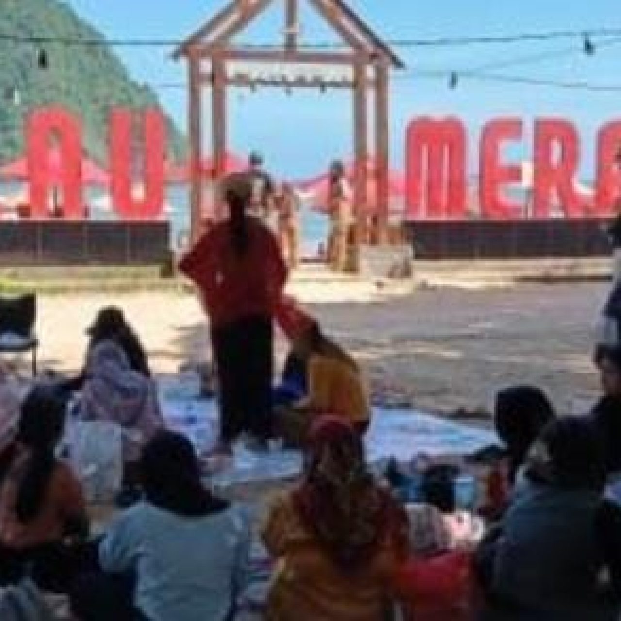 Surga Tersembunyi di Banyuwangi (Pantai Pulau Merah). Pesona Alam yang Memikat Jiwa   
