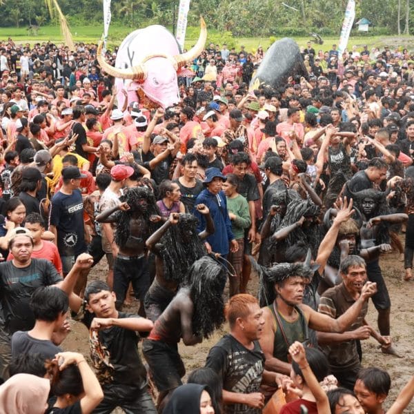 Ribuan Orang Ramaikan Ritual Adat Keboan Aliyan Banyuwangi
