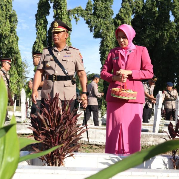 Mengenang Jasa Pahlawan, Polres Simalungun Gelar Ziarah dan Tabur Bunga di TMP Nagur Jelang Hari Bhayangkara ke-79