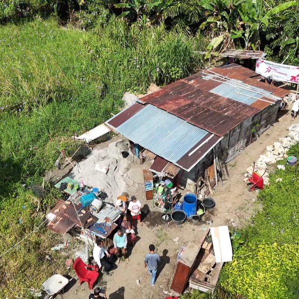 Tangis Haru Lansia Pecah saat Rumah Tak Layak Huni Mereka Dibedah oleh Polres Simalungun