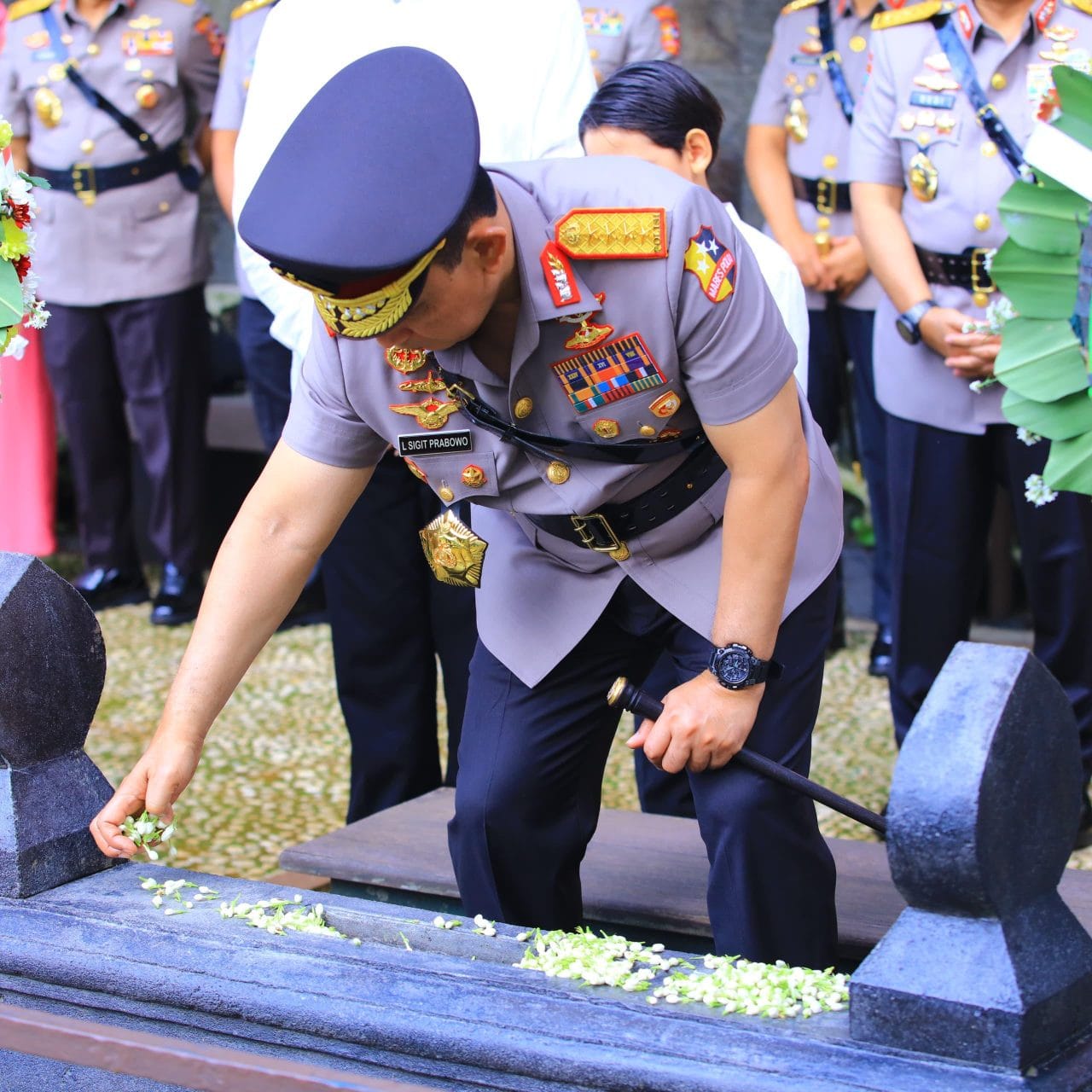 Peringati Hari Bhayangkara ke-79, Kapolri Ziarah ke Makam Jenderal Hoegeng: Teladani Integritas dan Pengabdian