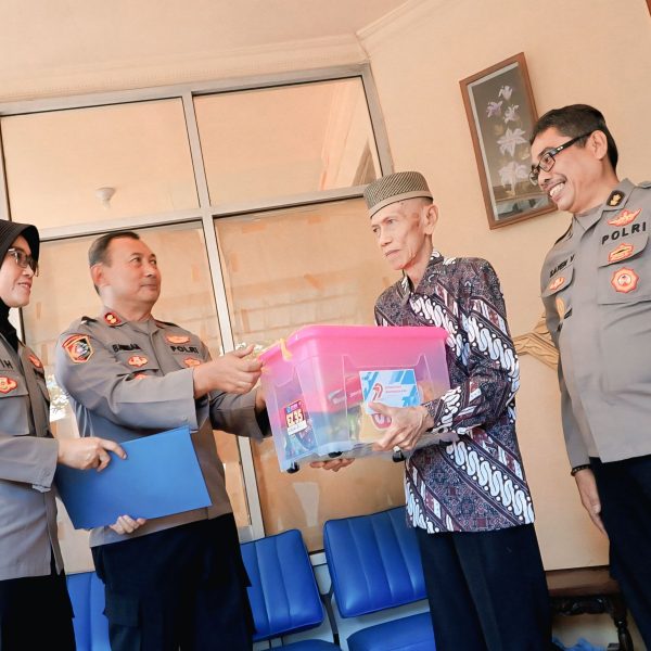 Penuh Haru, Anjangsana SPN Polda Jatim ke Para Purnawirawan di Hari Bhayangkara ke -79