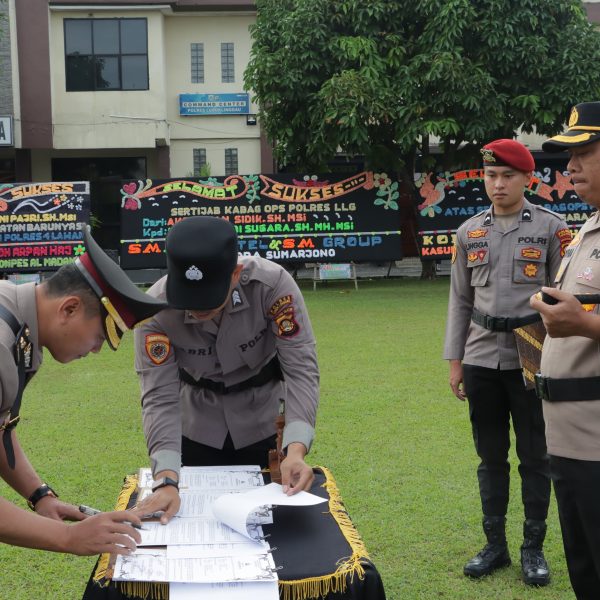 Polres Lubuk Linggau Polda Sumatera Selatan menggelar upacara serah terima jabatandan korps raport kenaikan pangkat personel