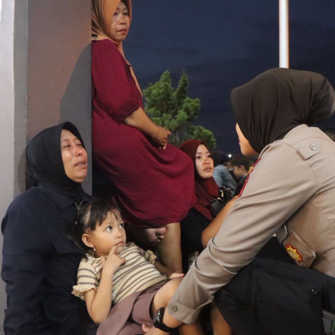 Beri Trauma Healing, Polwan Polresta Banyuwangi Dampingi Korban Selamat KMP Tunu Pratama Jaya