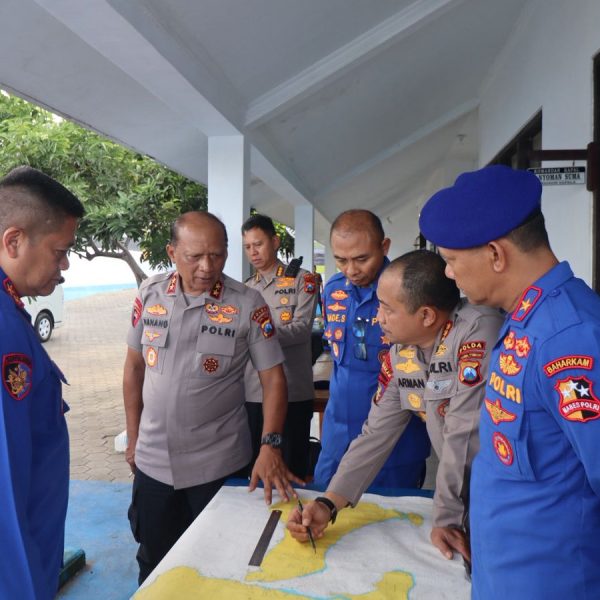 Kapolda Jatim Ikut Turun Cari Korban KMP Tunu Pratama yang Tenggelam di Selat Bali