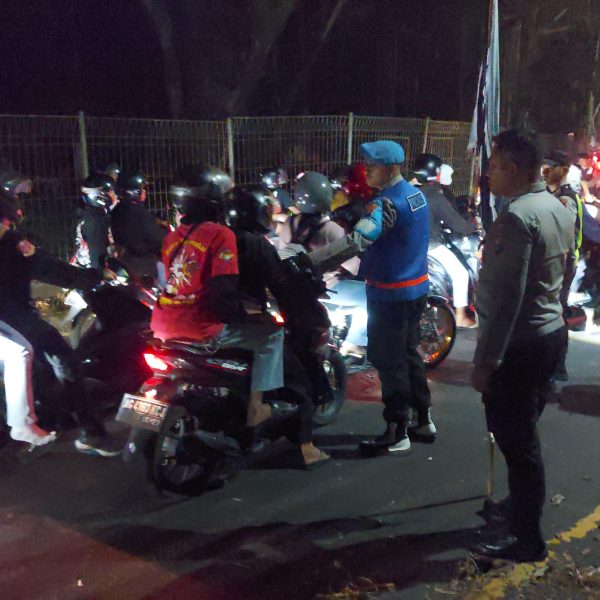 Humanis, Polisi Berhasil Bubarkan Pesilat yang Tutup Akses Jalan Malang – Blitar