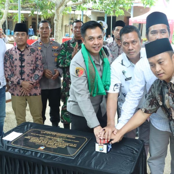 Polri Untuk Masyarakat : Polres Bangkalan Beri Bantuan Sumur Bor Atasi Krisis Air Bersih