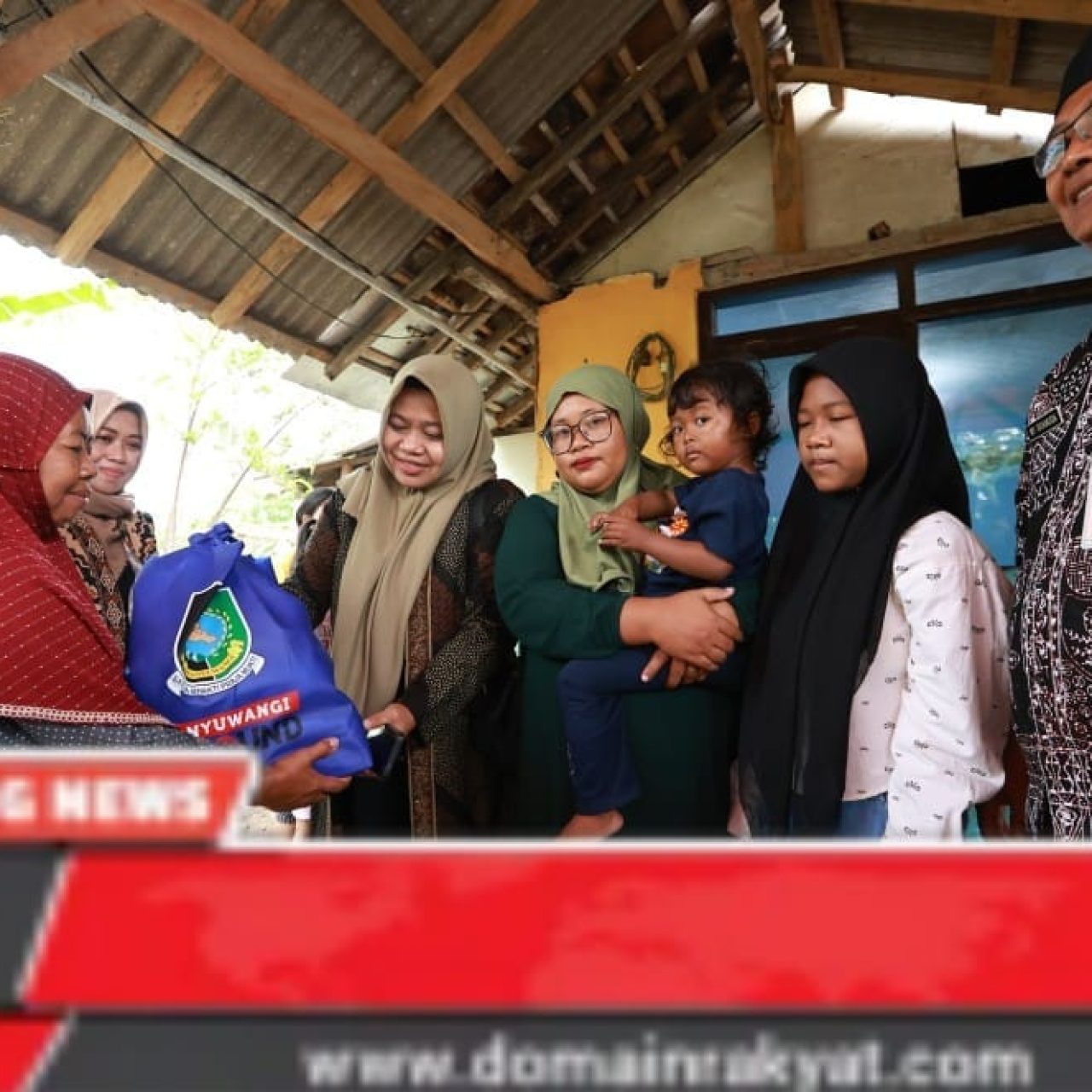 Bupati Ipuk Pastikan Penanganan Keluarga Korban Tenggelamnya KMP Tunu Pratama Jaya