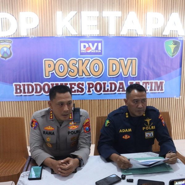 Kapolresta Banyuwangi dan Tim DVI Polda Jatim Identifikasi Jenazah Korban KMP Tunu Pratama Jaya   