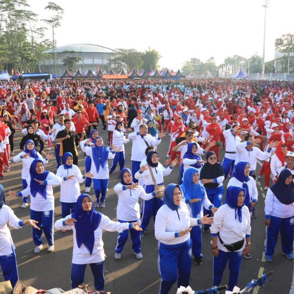 Ribuan Warga Meriahkan Olahraga Bersama Hari Bhayangkara ke – 79 di Stadion Kanjuruhan Malang
