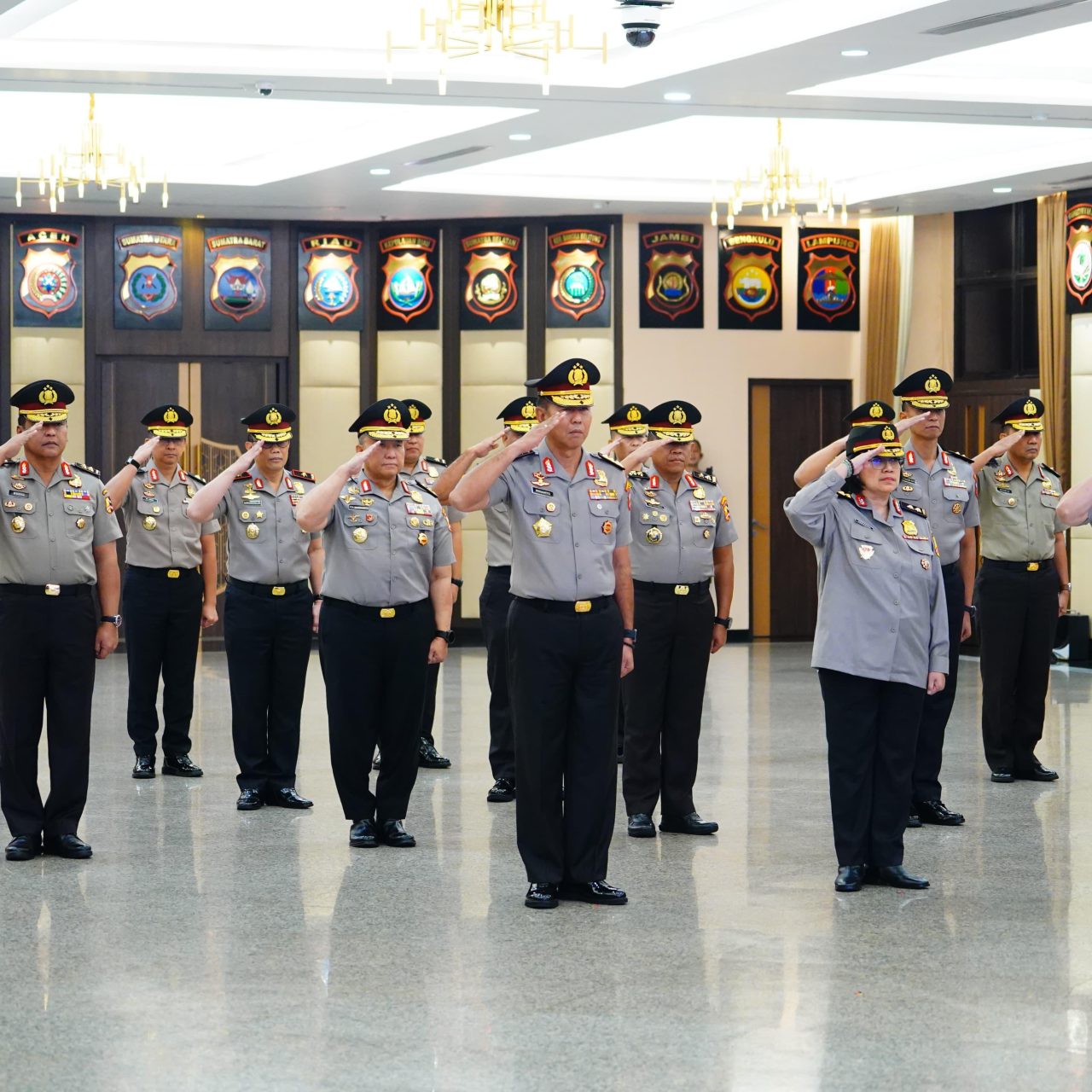 17 Perwira Tinggi Polri Naik Pangkat, Satu Diantaranya Raih Bintang Tiga