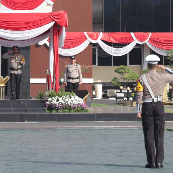 Polwan Polres Pasuruan Kota Beri Pendampingan Keluarga 3 Pemancing yang Hilang di Perairan Lekok