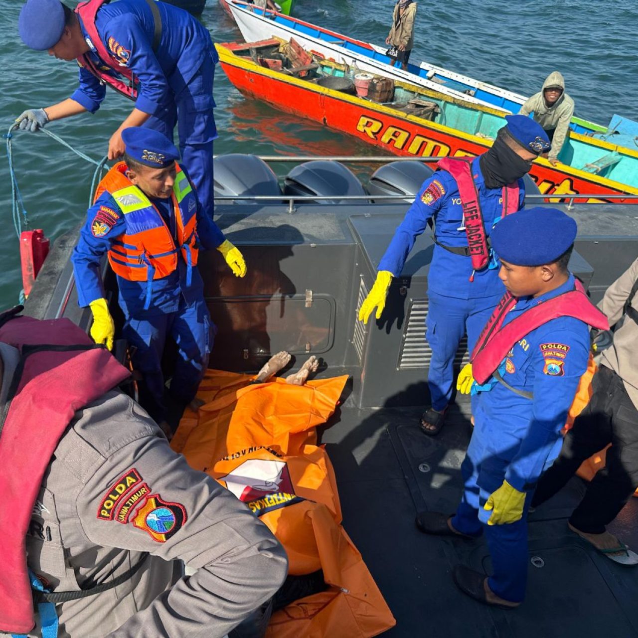 Update Laka Laut di Pasuruan: Tim SAR Ditpolairud Polda Jatim Kembali Berhasil Evakuasi 2 Korban Meninggal di Perairan Lekok