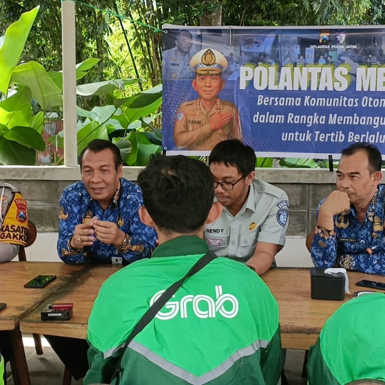Polantas Menyapa : Polres Bondowoso Beri Edukasi Komunitas Ojol di Operasi Patuh Semeru 2025