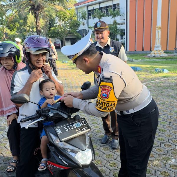 Operasi Patuh Semeru 2025 Polres Probolinggo Beri Hadiah Bagi Pengendara yang Tertib Lalu Lintas