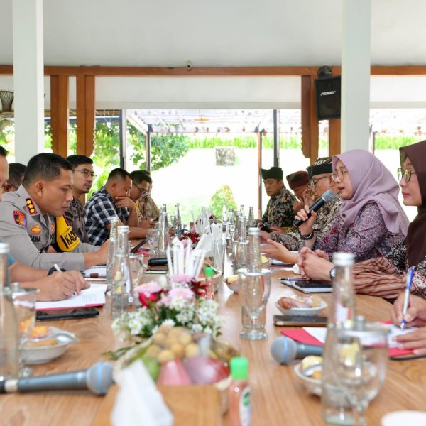 Urai Kemacetan Jalur Situbondo-Banyuwangi, Bupati Ipuk Ajukan Bantuan Penambahan Kapal di Pelabuhan Ketapang