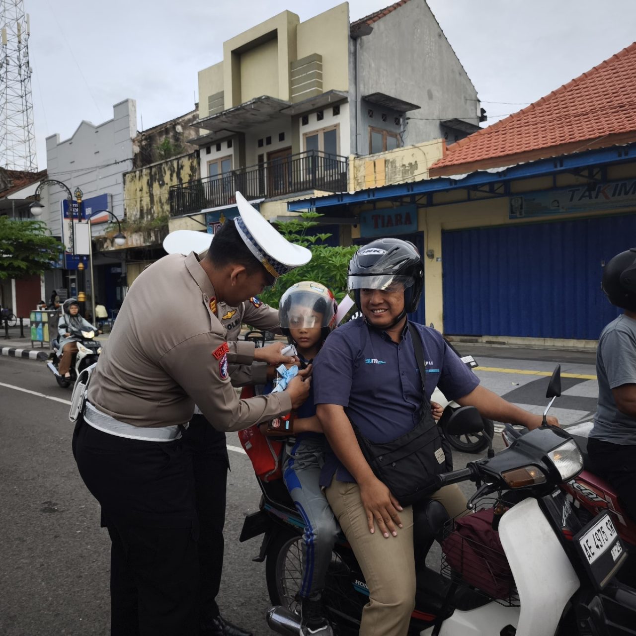 Polres Ponorogo Sampaikan Pesan dan Cinderamata kepada Pengendara di Penghujung Operasi Patuh Semeru 2025
