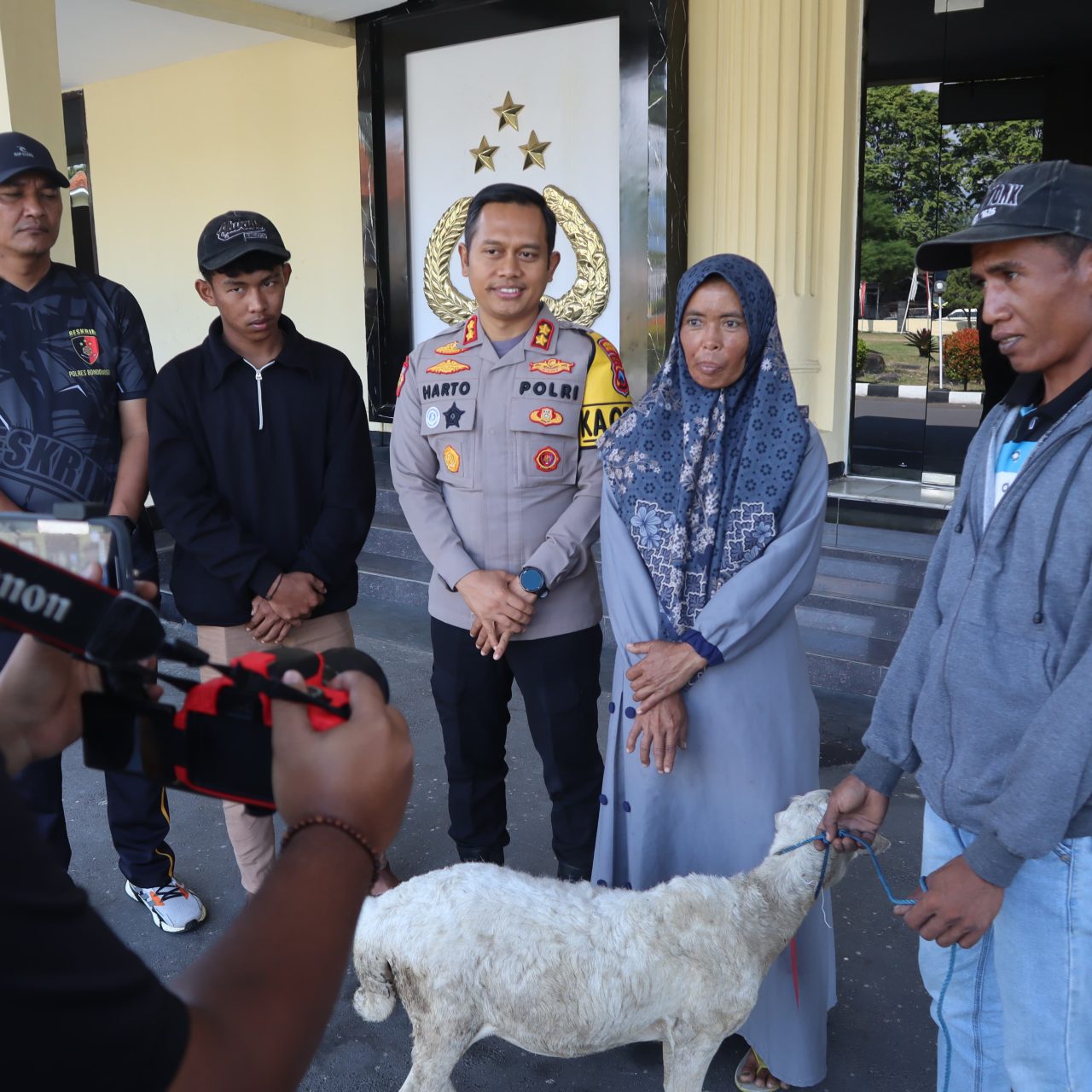 Polres Bondowoso Amankan Tersangka Curwan, Barang Bukti Kambing Diserahkan Kembali ke Pemilik