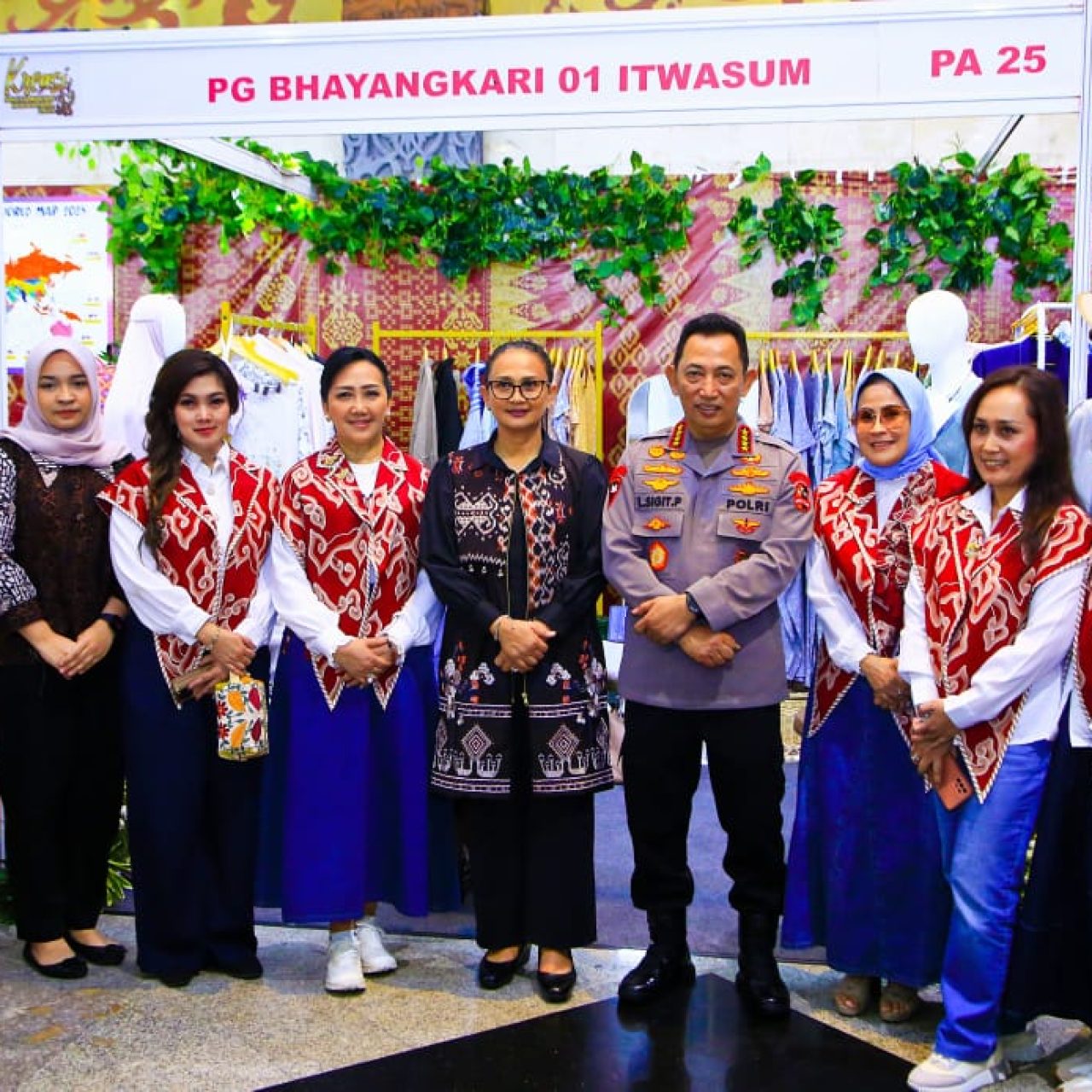 Kapolri Tinjau Bazar Kreasi Bhayangkari Nusantara 2025, Dorong Pertumbuhan UMKM   