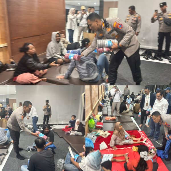 Kapolresta Banyuwangi dan GM ASDP turun langsung Bagikan Puluhan Selimut dan Matras untuk Keluarga Korban di ASDP Ketapang