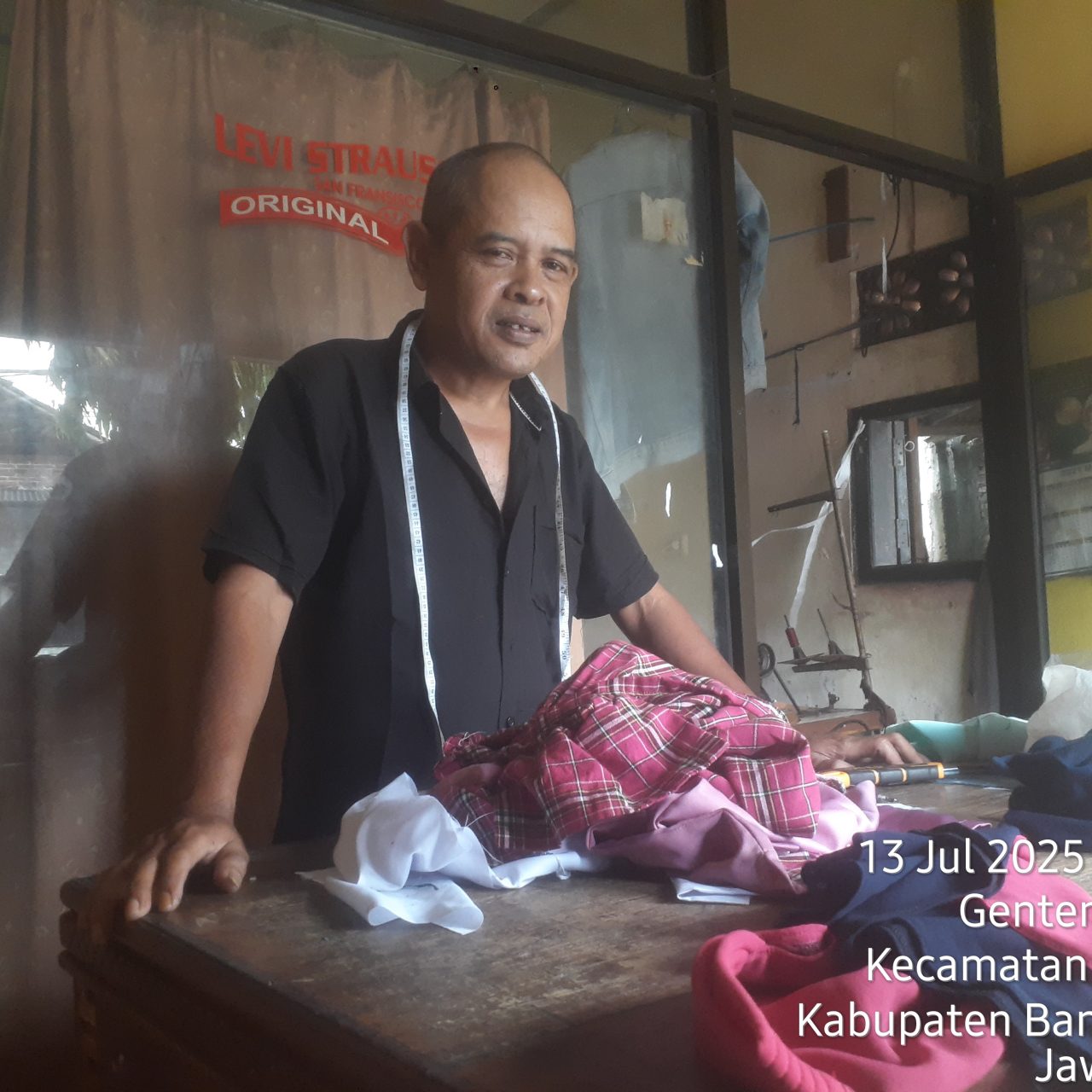 Peran dan Tantangan Penjahit Pakaian di Era Modern