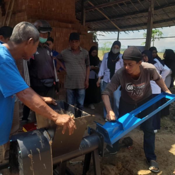 PKM UTS: Sentuhan Teknologi dan Harapan Baru bagi Warga Pembuat Batu Bata di Gowa