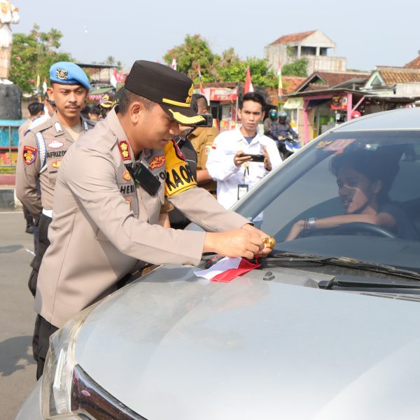 Polres Pesawaran Bagikan Bendera Merah Putih dalam Rangka HUT RI ke-80