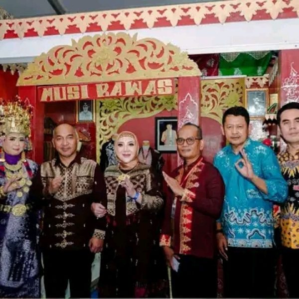 Bupati Musi Rawas Hj. Ratna Machmud     menghadiri acara Malam Budaya Swarna Songket Nusantara di Plantaran