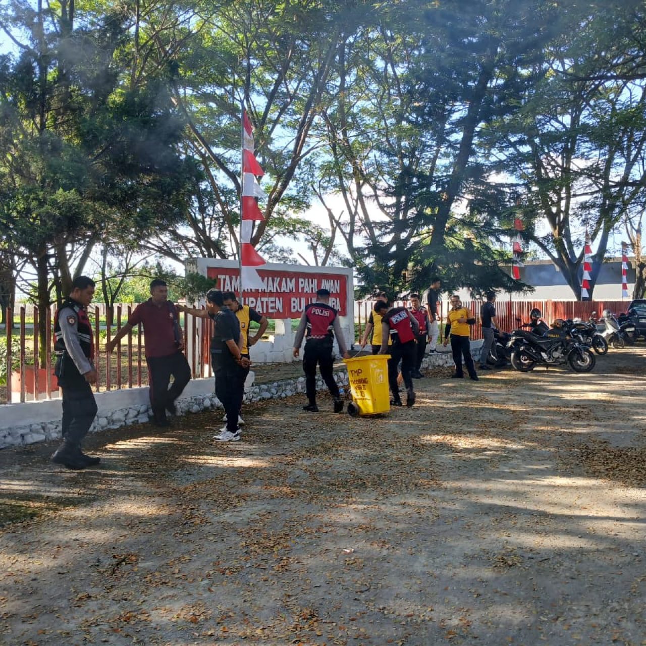 Polres Bulukumba Bersihkan Taman Makam Pahlawan Taccorong, Wujud Nyata Hormat pada Pejuang Bangsa
