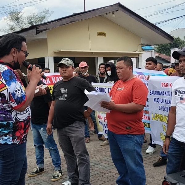 Ratusan Masyarakat Demo di Depan Kantor Polsek Pancur Batu, Minta Copot Kapolsek dan Kanit Reskrim