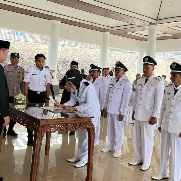 Bupati Pesawaran Dendi Ramadhona Melantik Enam Penjabat (Pj) Kepala Desa