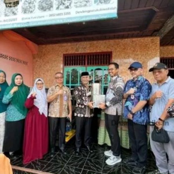 Wakil Wali Kota Lubuk Linggau Serahkan Bantuan UMKM Dendeng Pucuk Ubi Wak Idak
