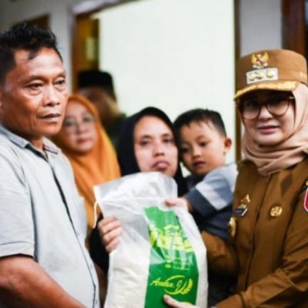 Sigap Tanggap Bencana, Bupati Pesawaran  Serahkan Bantuan Untuk Korban Rumah Porak Poranda Akibat  Angin Kencang