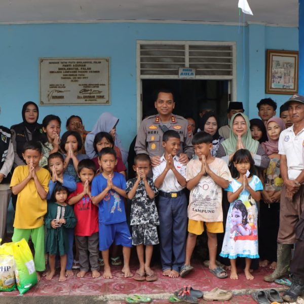 Kapolres Pesawaran Tinjau Panti Asuhan Terdampak Banjir, Beri Santunan untuk Anak Yatim