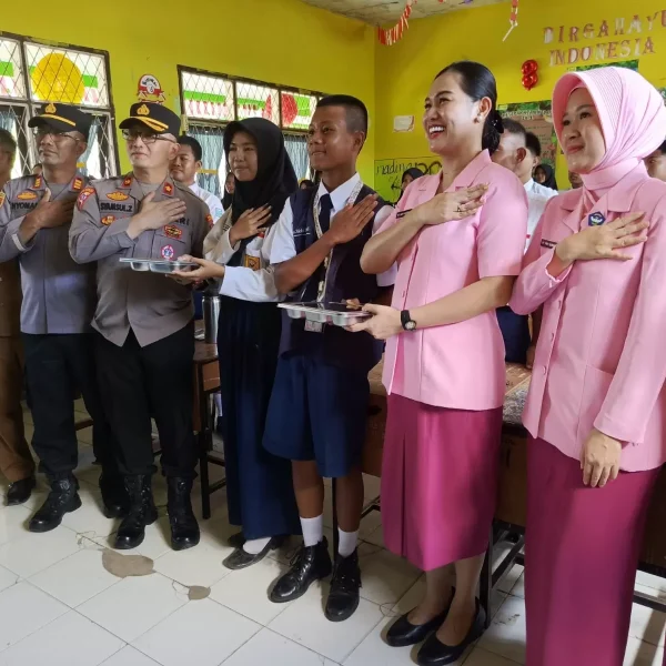 Polres Lubuk Linggau dan Bhayangkari Launching Perdana Program Makanan Bergizi untuk Siswa SMP