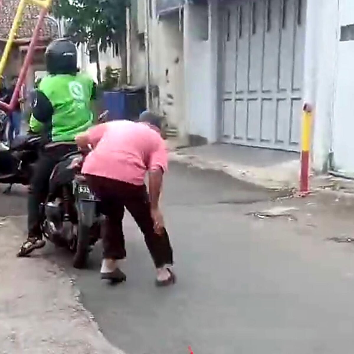 Pria Berjaket Ojol Tembak Lansia di Bandung, Dugaan Penipuan Emas Berujung Kekerasan