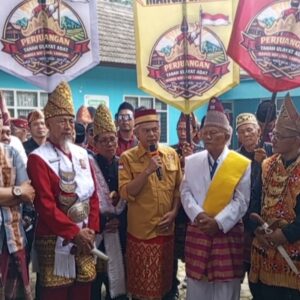 Tokoh Adat dan Masyarakat Orasi di Kantor PTPN I Regional 7 Way Lima Kabupaten Pesawaran