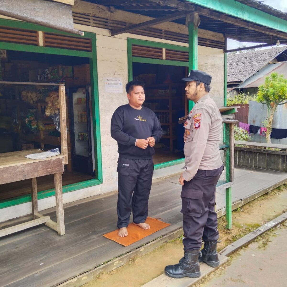 Gelar Patroli Dialogis di Desa Tumbang Manjul,Polsek Seruyan Hulu Serahkan Pesan Kamtibmas Langsung Kewarga.