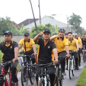 Keliling Kampung Bersepeda Kapolres Kediri Ajak Warga Jaga Lingkungan.