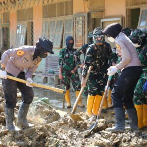 Bersihkan SD Negeri 4 Kuala Simpang, Taruna Ingin Siswa Bisa Segera Bersekolah Normal