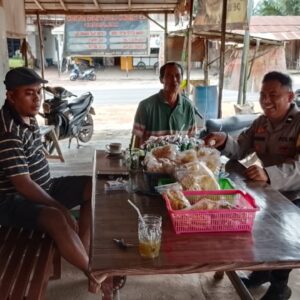 Bhabinkamtibmas Polsek Hanau Polres Seruyan Sambangi Warga Rungau Raya,Imbau Jaga Kamtibmas dan Cegah Hoaks.