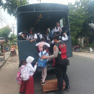 Jadi Sahabat Anak,Demi Keselamatan Pelajar Personel Samapta Polres Seruyan Mengantar Siswa Hingga Kedepan Rumah.