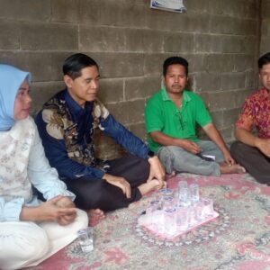 Camat Talang Kelapa Laksanakan Jum’at Bertandang di Kelurahan Sukamoro, Berbagi Sembako Kepada Masyarakat Tidak Mampu