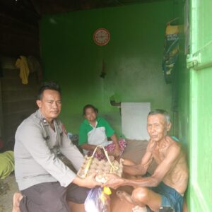 Binmas Polsek Seruyan Tengah Wujudkan Kepedulian Melalui Aksi Berbagi Sesama.