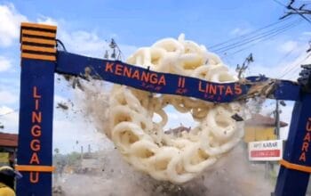 Gapura Kenanga II Roboh Tersenggol Truk ODOL, Sopir Siap Bertanggung Jawab Perbaiki