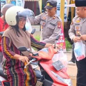 Kapolres Katingan Bagikan Takjil dan Himbau Pengguna Jalan